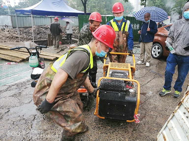 1660098102377431.jpg 2-0许昌 李真在抢修现场 摄影王占胜.jpg